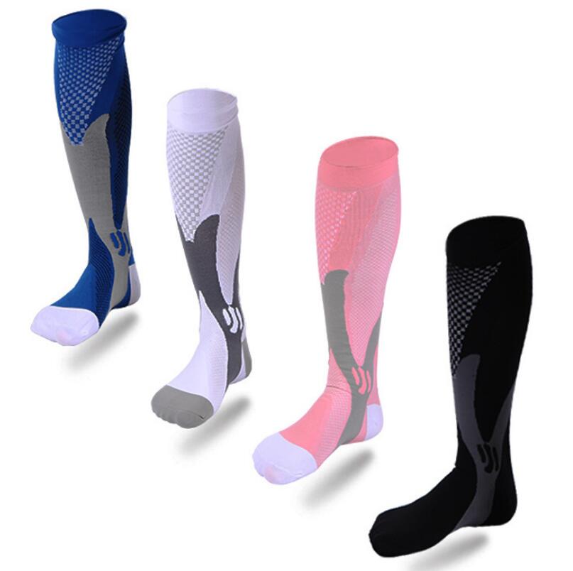 Chaussettes de compression pour hommes et femmes, coupe athlétique graduée optimale, idéales pour la course, les voyages en avion et pour améliorer l'endurance, la circulation et la récupération.