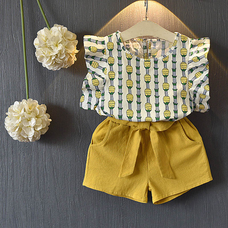 Vêtements pour bébés filles : T-shirt à manches courtes, pantalon et robe.