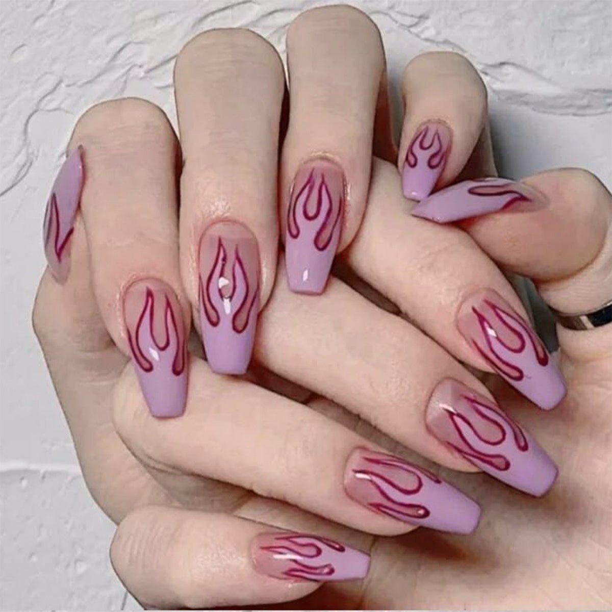 Porter des faux ongles souples et finis