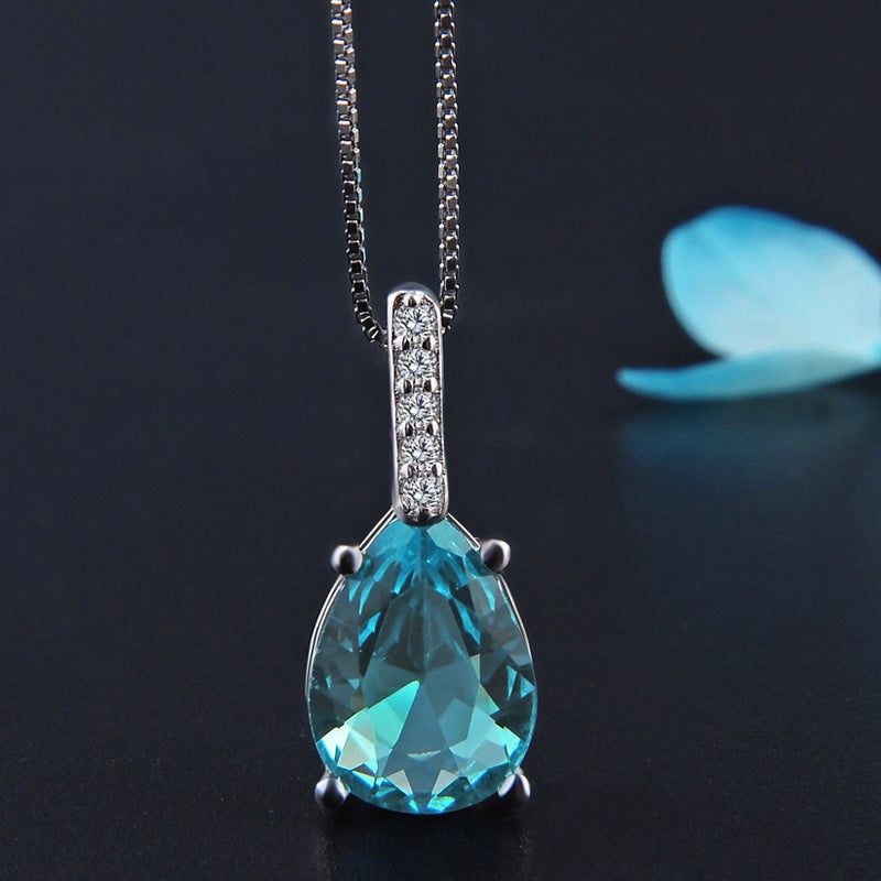 Collier pendentif en cristal bleu en forme de goutte d'eau et de poire.