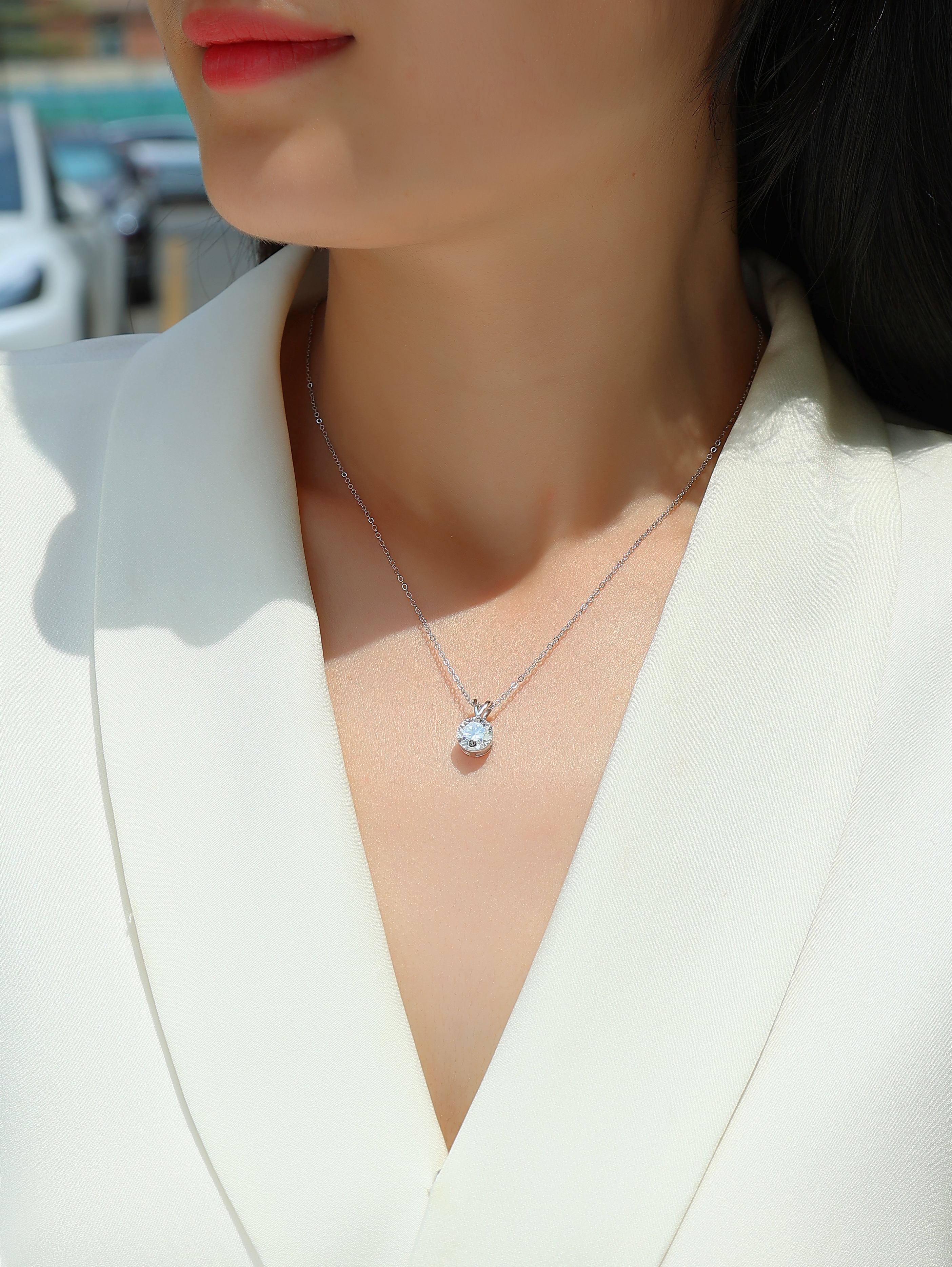 Pendentif en forme de V - Un bijou de luxe et tendance serti d'un diamant Moissan de 2 carats, en argent sterling S925 plaqué platine.