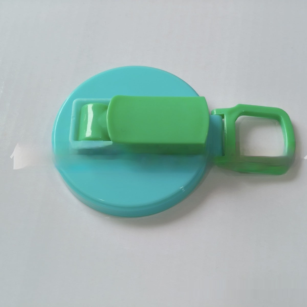 Bouchon réutilisable pour canette de soda, bière, jus, etc. Compatible avec les canettes de Coca-Cola standard.