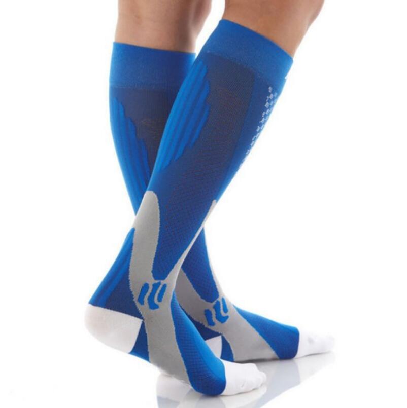 Chaussettes de compression pour hommes et femmes, coupe athlétique graduée optimale, idéales pour la course, les voyages en avion et pour améliorer l'endurance, la circulation et la récupération.