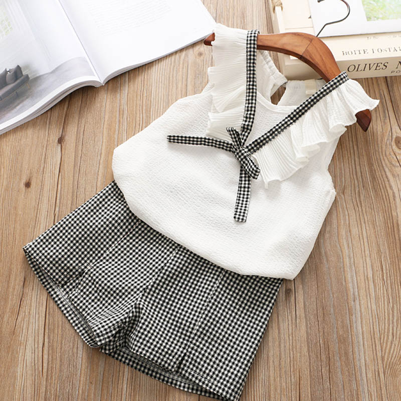 Vêtements pour bébés filles : T-shirt à manches courtes, pantalon et robe.