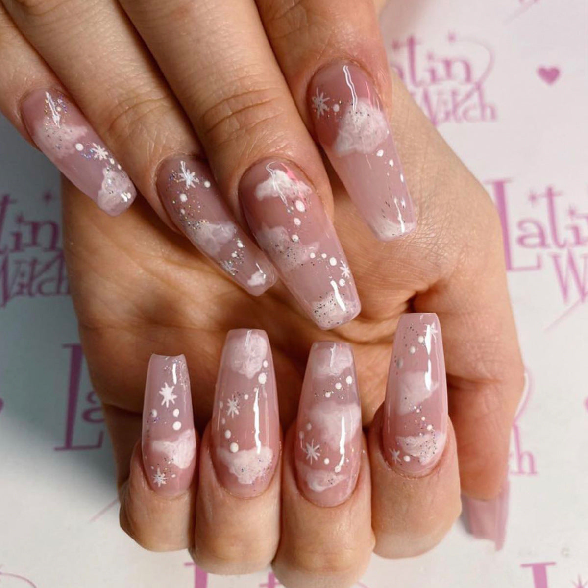 Porter des faux ongles souples et finis