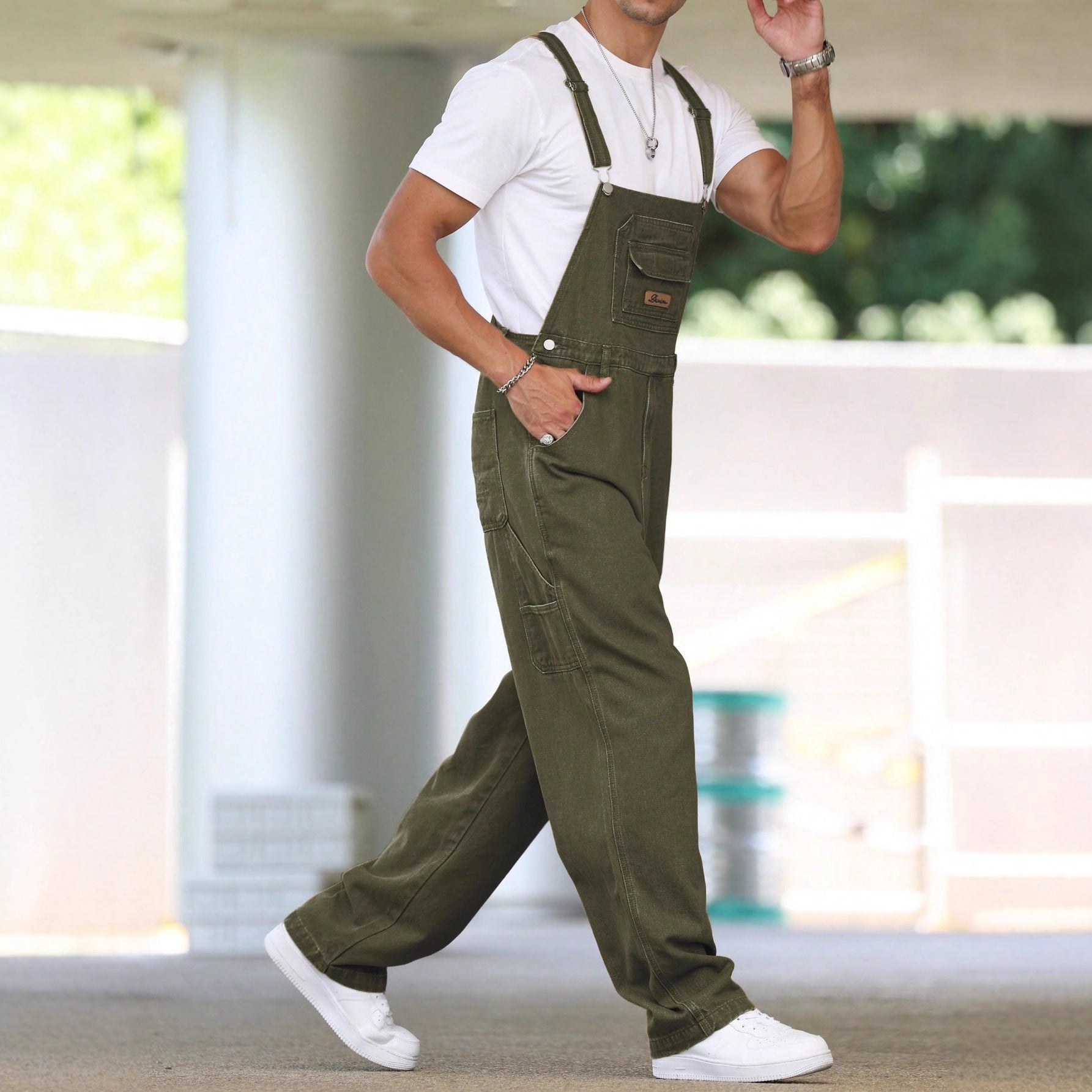 Pantalon en jean à bretelles tendance, style streetwear décontracté, idéal pour le travail