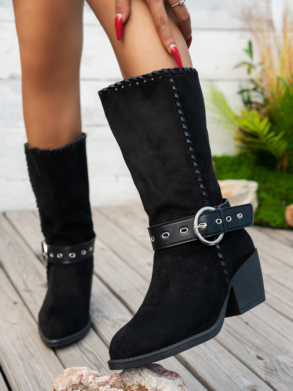 Bottes mi- mollet à bout pointu avec boucle de ceinture