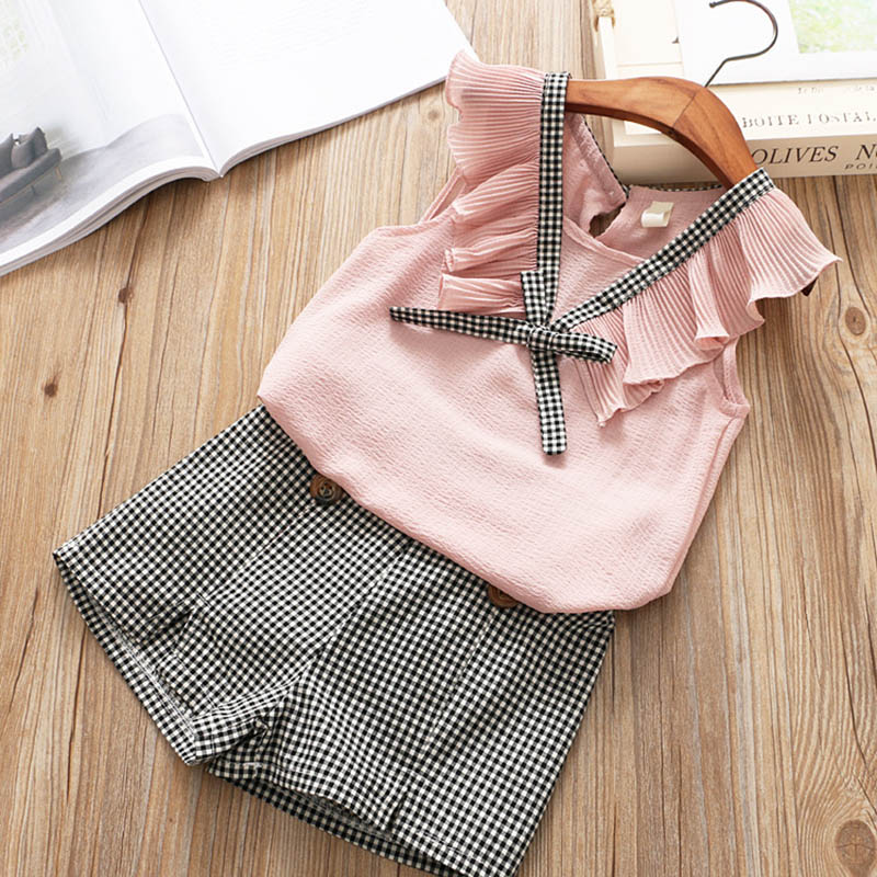 Vêtements pour bébés filles : T-shirt à manches courtes, pantalon et robe.