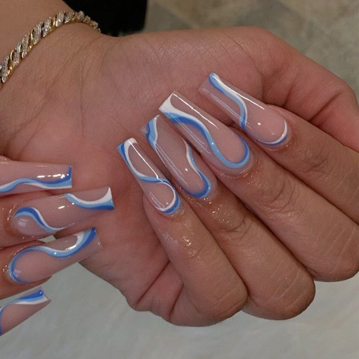 Porter des faux ongles souples et finis