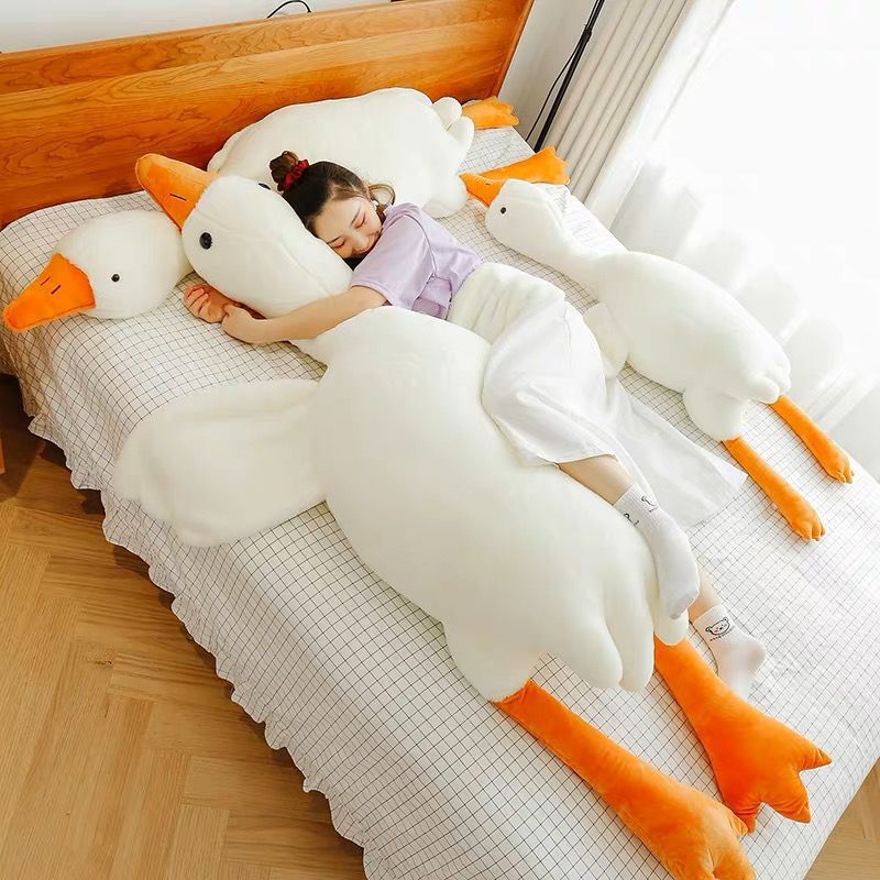 Coussin en peluche représentant une grosse oie blanche mignonne