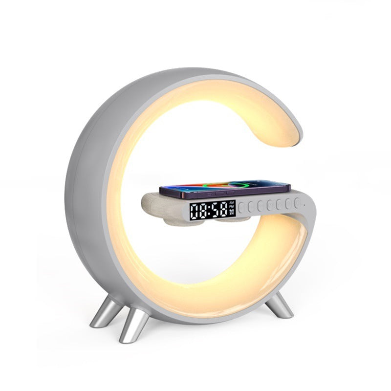 Lampe LED intelligente en forme de G avec enceinte Bluetooth, chargeur sans fil et application pour lampe d'ambiance. Contrôlez votre décoration de chambre.
