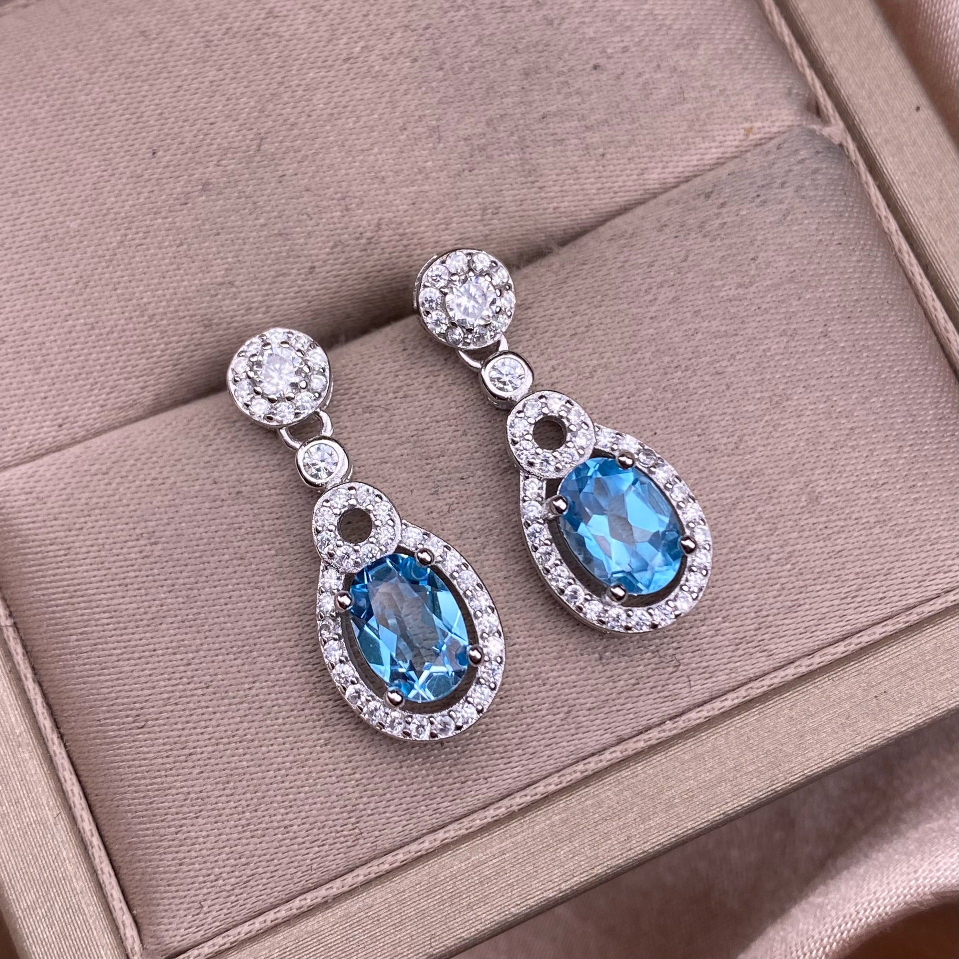 Boucles d'oreilles en topaze bleue serties de diamants en argent S925