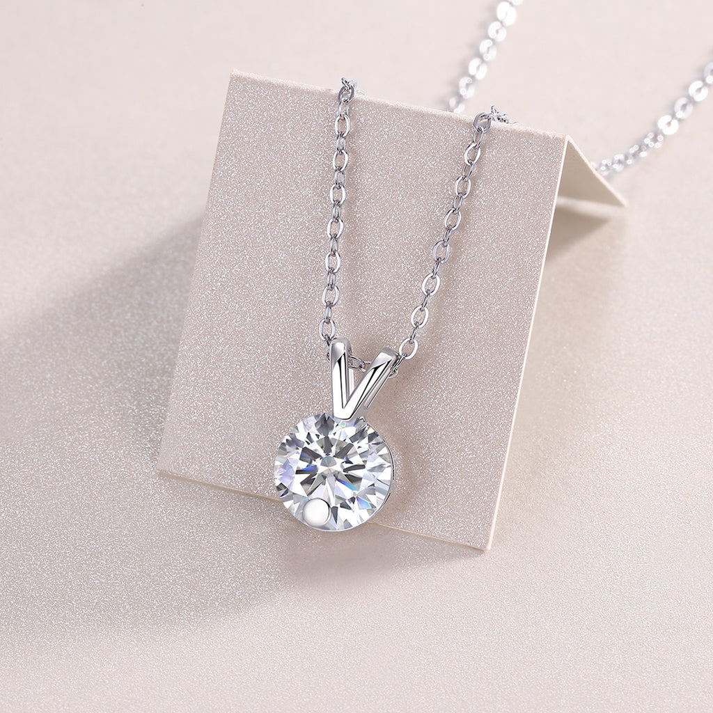 Pendentif en forme de V - Un bijou de luxe et tendance serti d'un diamant Moissan de 2 carats, en argent sterling S925 plaqué platine.