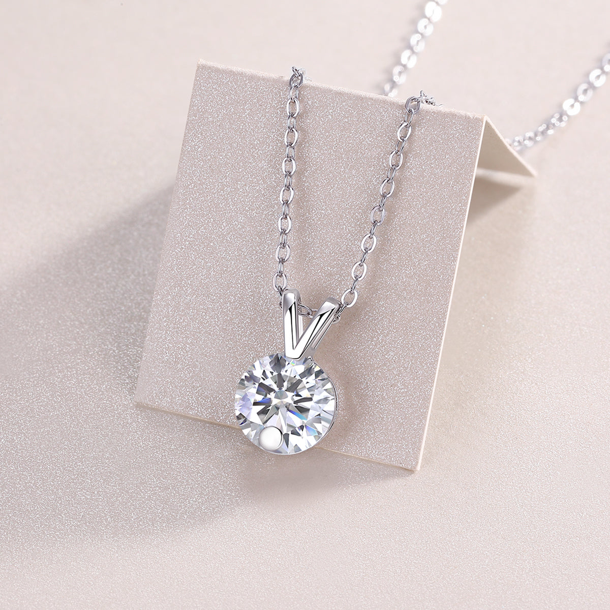 Pendentif en forme de V - Un bijou de luxe et tendance serti d'un diamant Moissan de 2 carats, en argent sterling S925 plaqué platine.