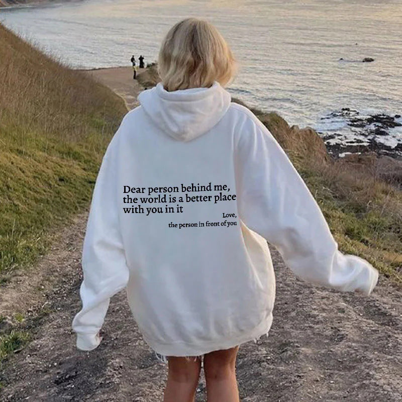 Chère personne derrière moi, le monde est meilleur grâce à toi. Avec tout mon amour, la personne devant toi. Sweat à capuche unisexe tendance, imprimé lettres, poche kangourou et cordon de serrage.