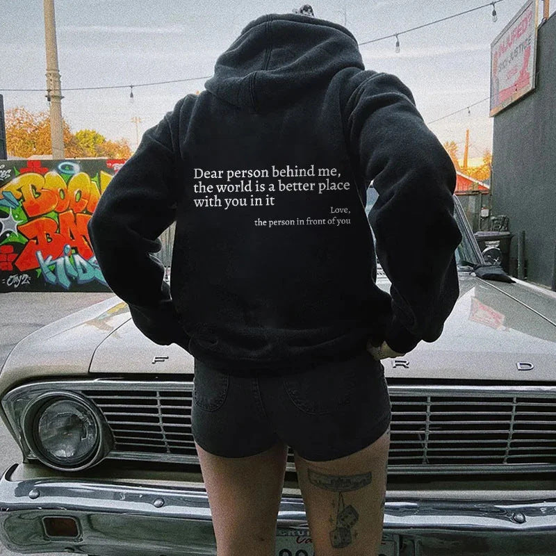 Chère personne derrière moi, le monde est meilleur grâce à toi. Avec tout mon amour, la personne devant toi. Sweat à capuche unisexe tendance, imprimé lettres, poche kangourou et cordon de serrage.