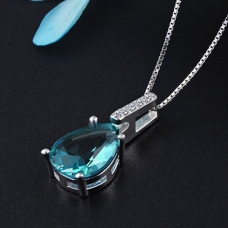 Collier pendentif en cristal bleu en forme de goutte d'eau et de poire.