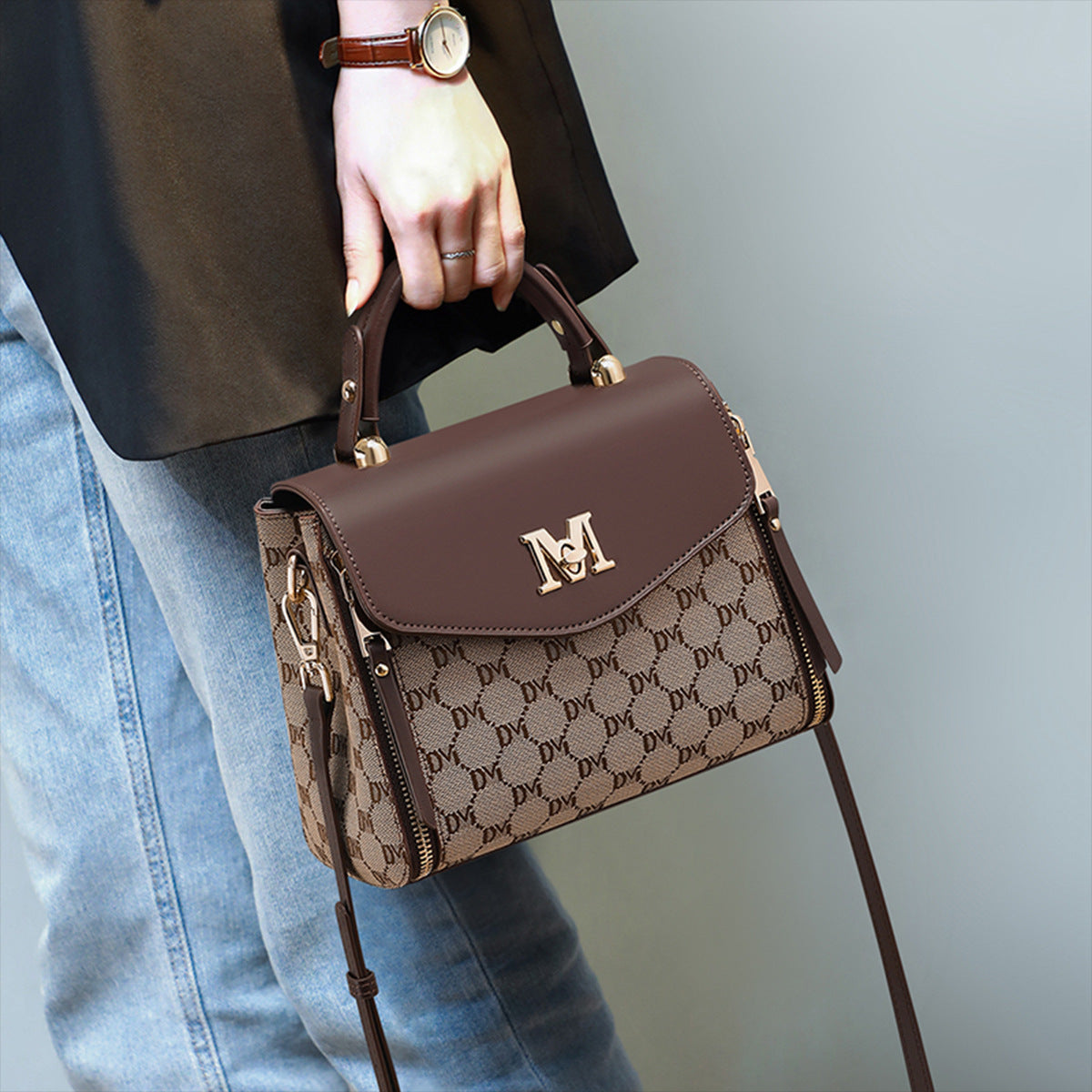 Sac bandoulière tendance au look sophistiqué et haut de gamme