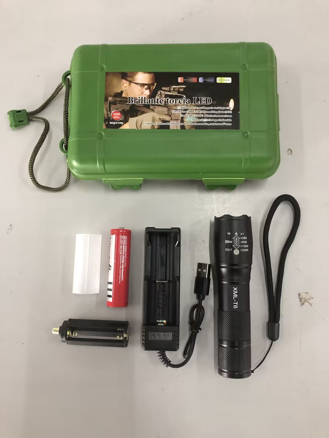 Lampe torche puissante, rechargeable, étanche, idéale pour les forces spéciales, la défense personnelle à domicile, le vélo, le camping et les balades. Mini lampe torche premium ultra-lumineuse.