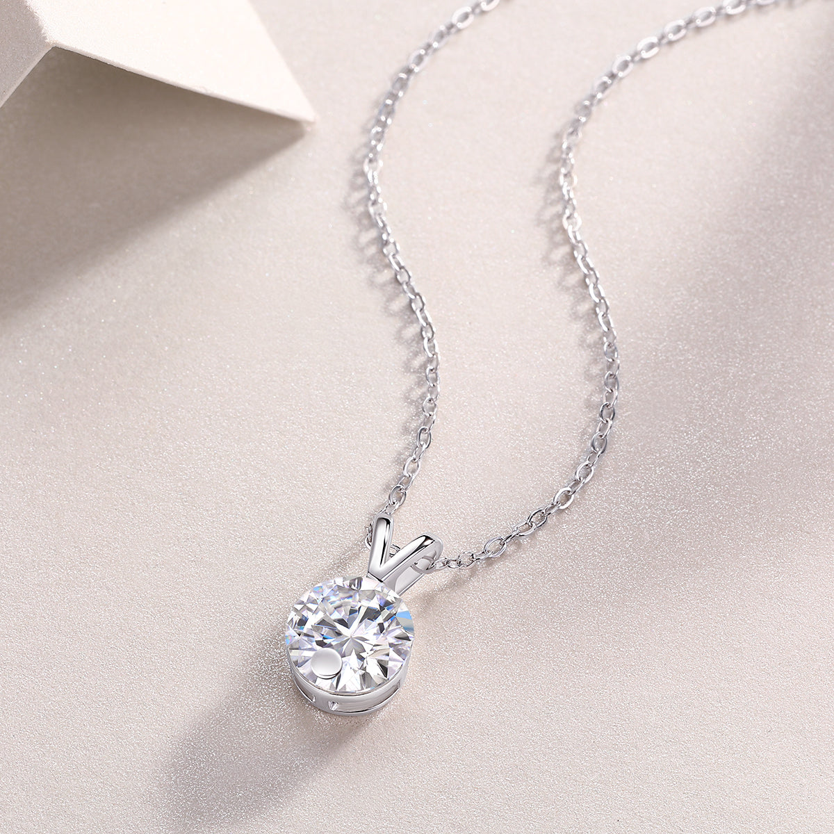 Pendentif en forme de V - Un bijou de luxe et tendance serti d'un diamant Moissan de 2 carats, en argent sterling S925 plaqué platine.
