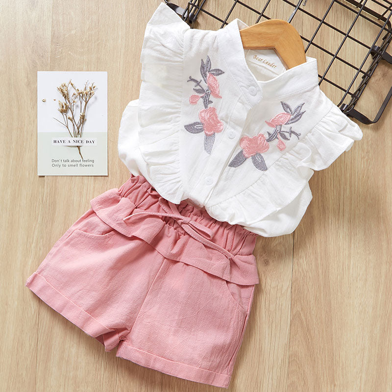 Vêtements pour bébés filles : T-shirt à manches courtes, pantalon et robe.