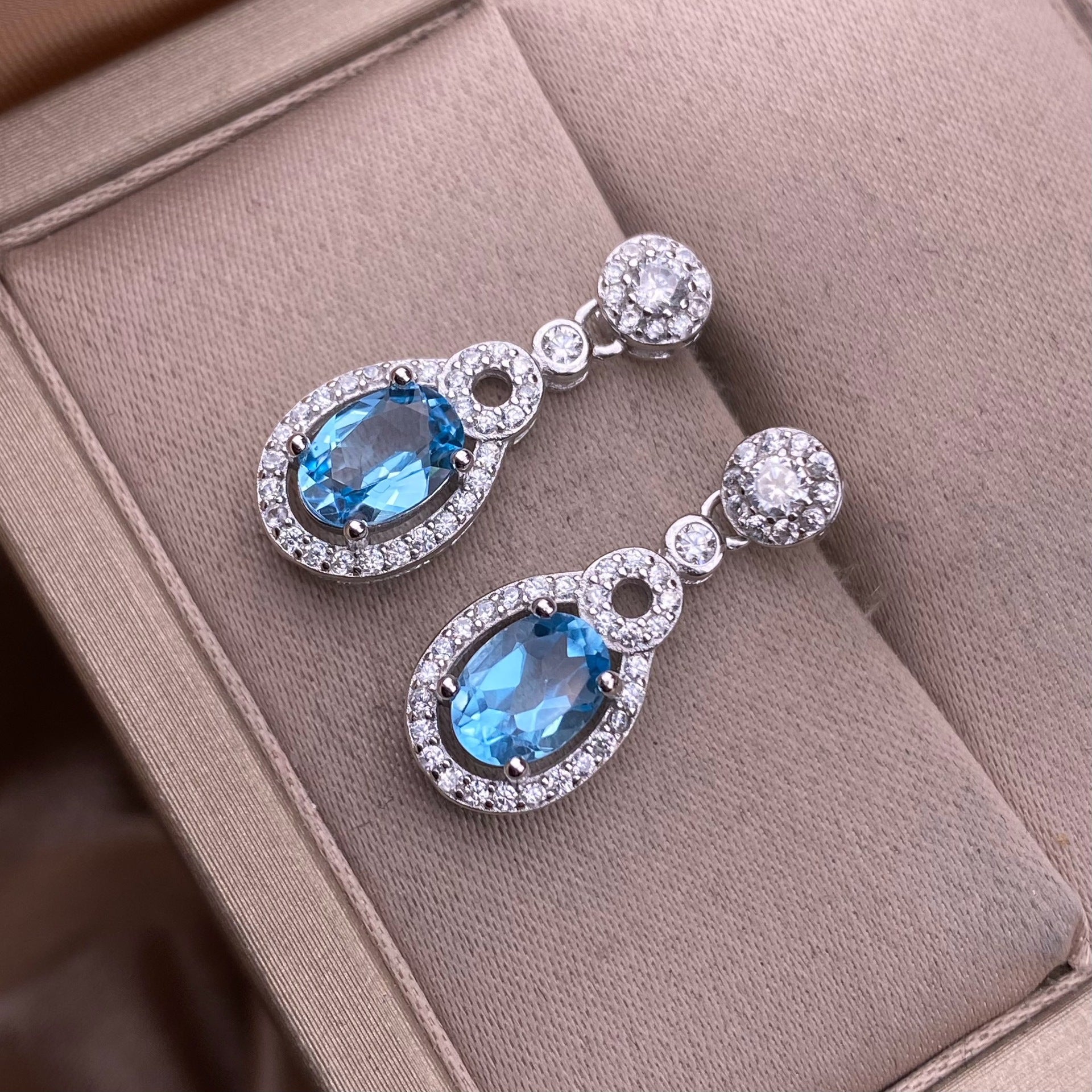Boucles d'oreilles en topaze bleue serties de diamants en argent S925
