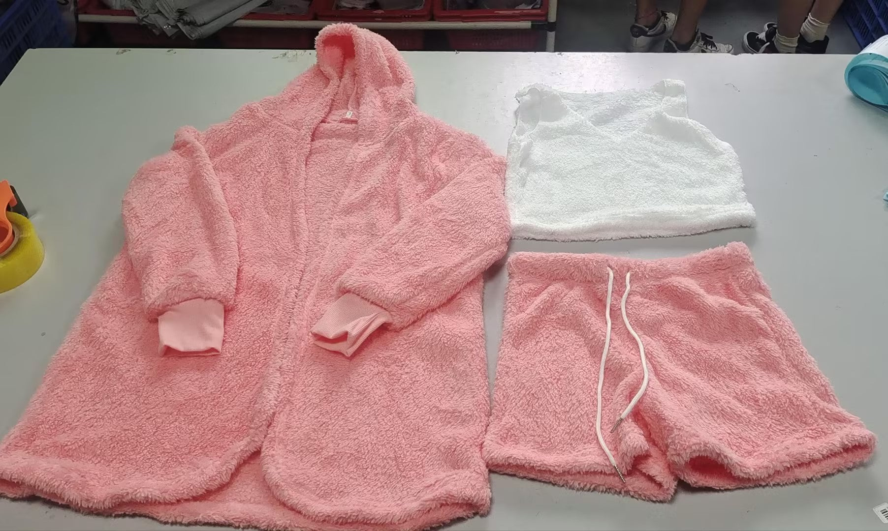 Ensemble pyjama 3 pièces pour femme : débardeur court à manches longues et short à cordon