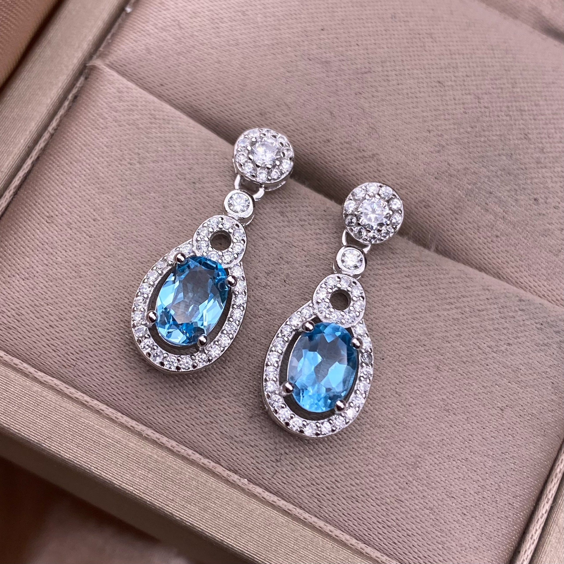 Boucles d'oreilles en topaze bleue serties de diamants en argent S925