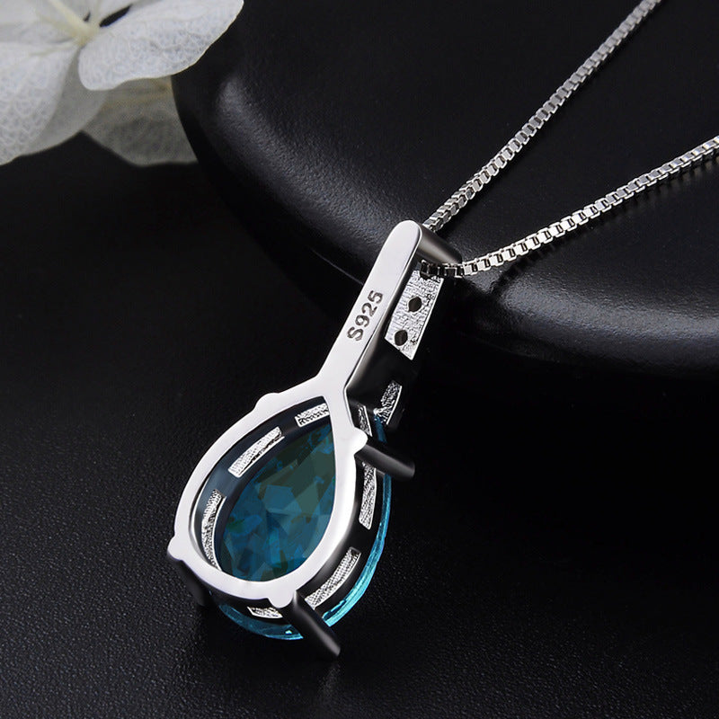 Collier pendentif en cristal bleu en forme de goutte d'eau et de poire.