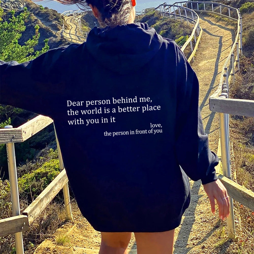 Chère personne derrière moi, le monde est meilleur grâce à toi. Avec tout mon amour, la personne devant toi. Sweat à capuche unisexe tendance, imprimé lettres, poche kangourou et cordon de serrage.