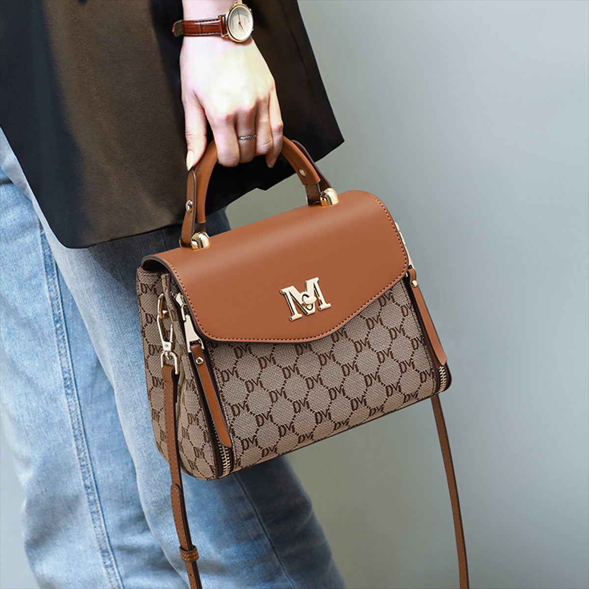 Sac bandoulière tendance au look sophistiqué et haut de gamme