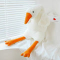 Coussin en peluche représentant une grosse oie blanche mignonne
