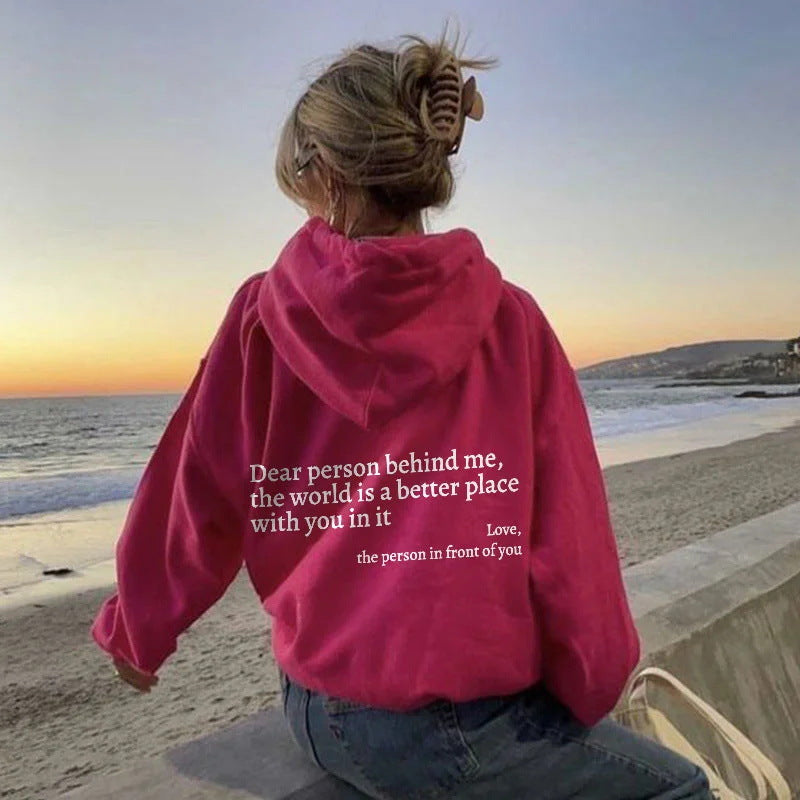 Chère personne derrière moi, le monde est meilleur grâce à toi. Avec tout mon amour, la personne devant toi. Sweat à capuche unisexe tendance, imprimé lettres, poche kangourou et cordon de serrage.