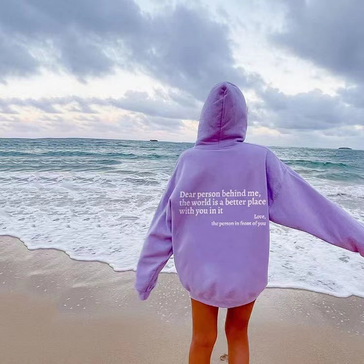 Chère personne derrière moi, le monde est meilleur grâce à toi. Avec tout mon amour, la personne devant toi. Sweat à capuche unisexe tendance, imprimé lettres, poche kangourou et cordon de serrage.