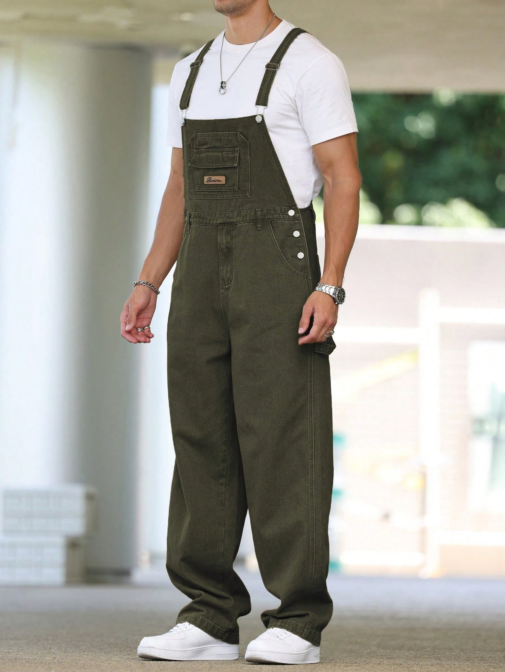 Pantalon en jean à bretelles tendance, style streetwear décontracté, idéal pour le travail